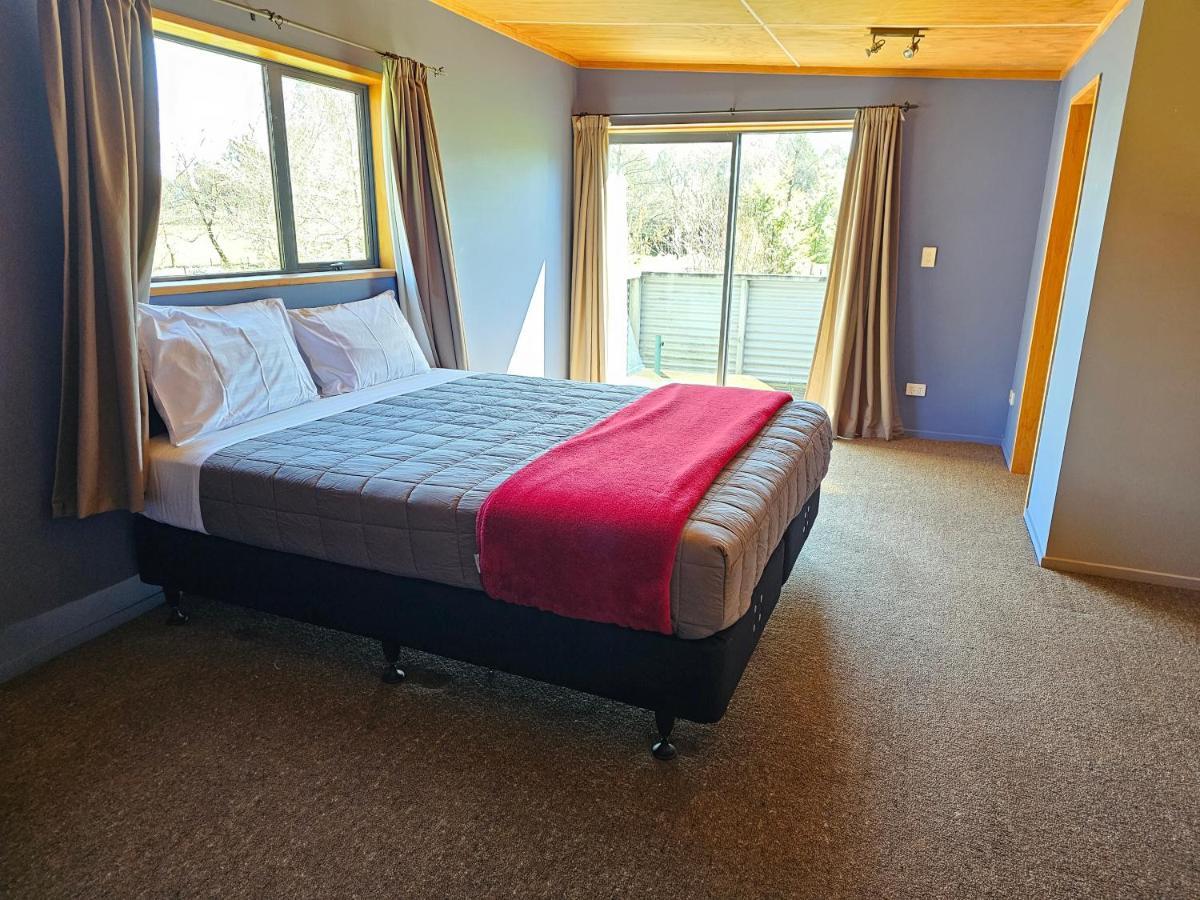 Te Anau Farm Cottage ภายนอก รูปภาพ