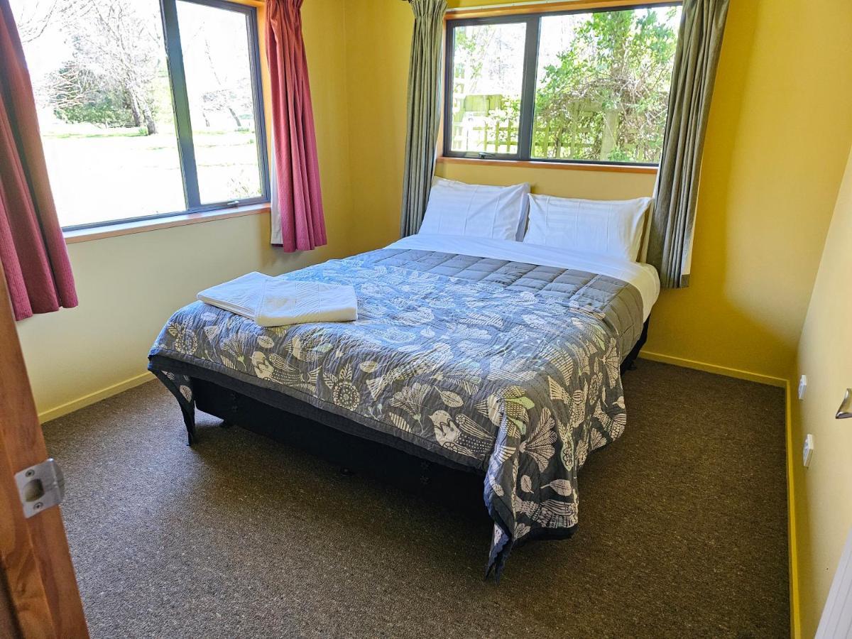 Te Anau Farm Cottage ภายนอก รูปภาพ